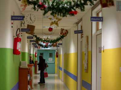 Gi� dall'ingresso del reparto non sembra di essere in un luogo di sofferenza: le pareti sono dipinte di verde e giallo, mentre dal soffitto spuntano i primi abbellimenti natalizi